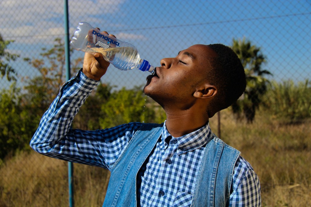 homem bebendo água