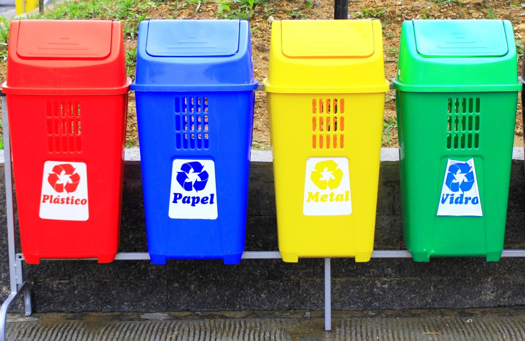 Recycling containers estação de reciclagem