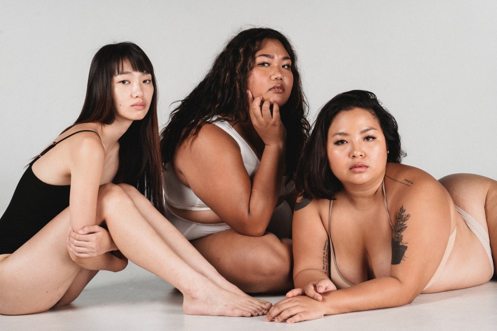 três mulheres com corpos distintos