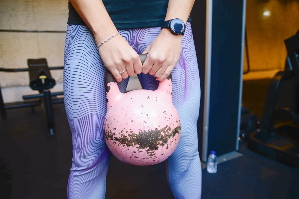 Benefícios do exercício swing com kettlebell