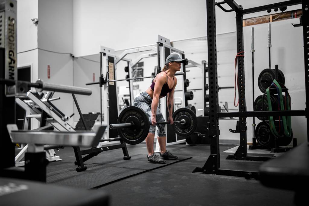 mulher fazendo levantamento terra / deadlift