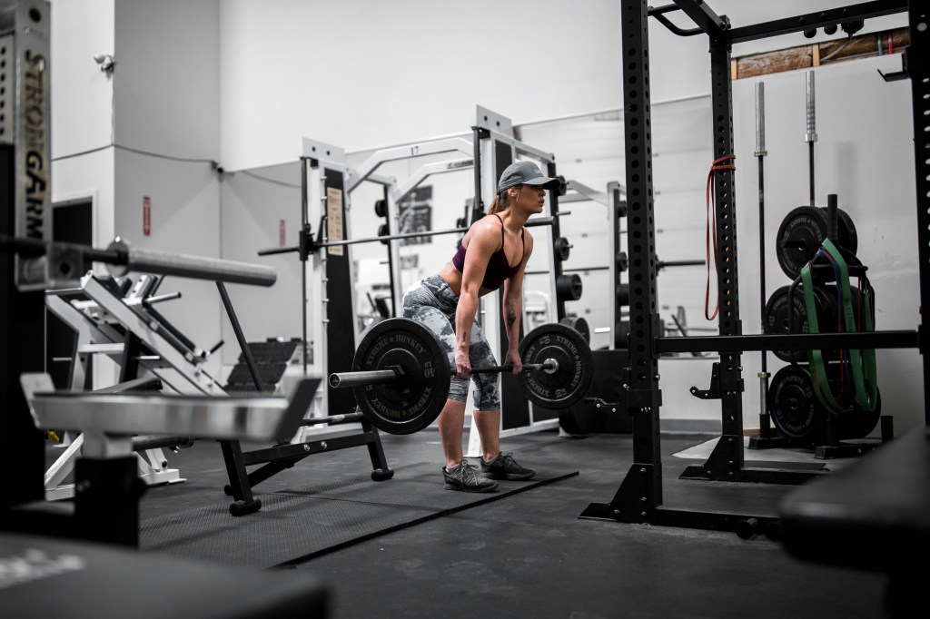 variacoes-de-deadlift mulher fazendo levantamento terra / deadlift