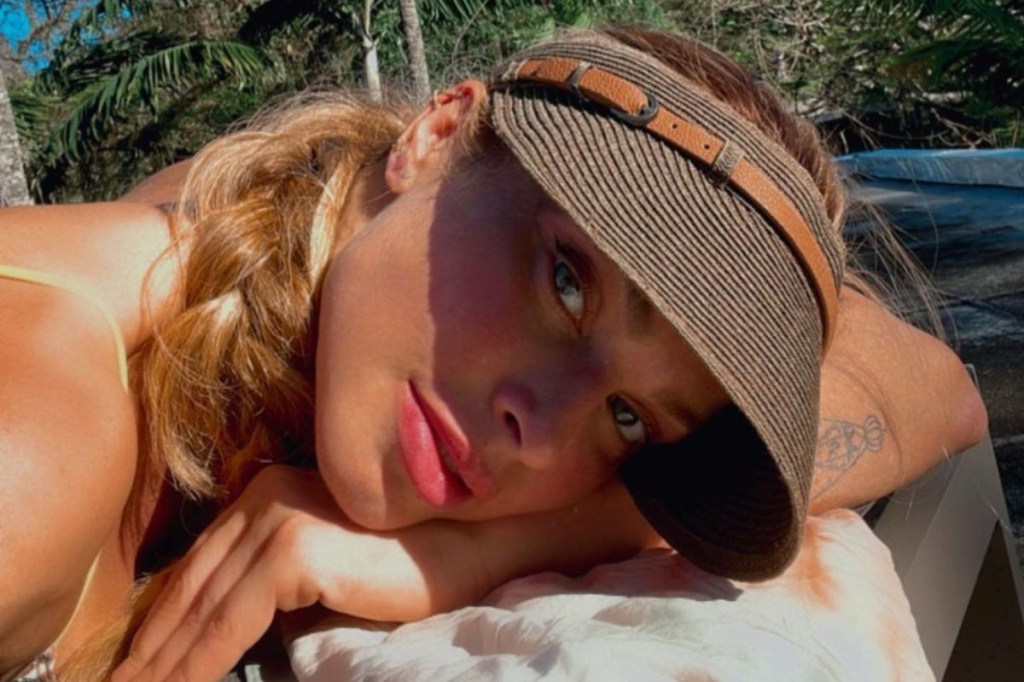 Grazi Massafera balança cordas pesadas durante treino