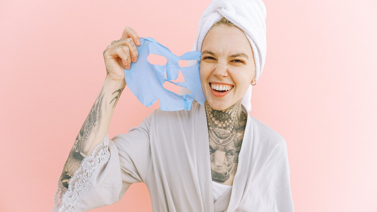 mulher tirando mascara de skincare