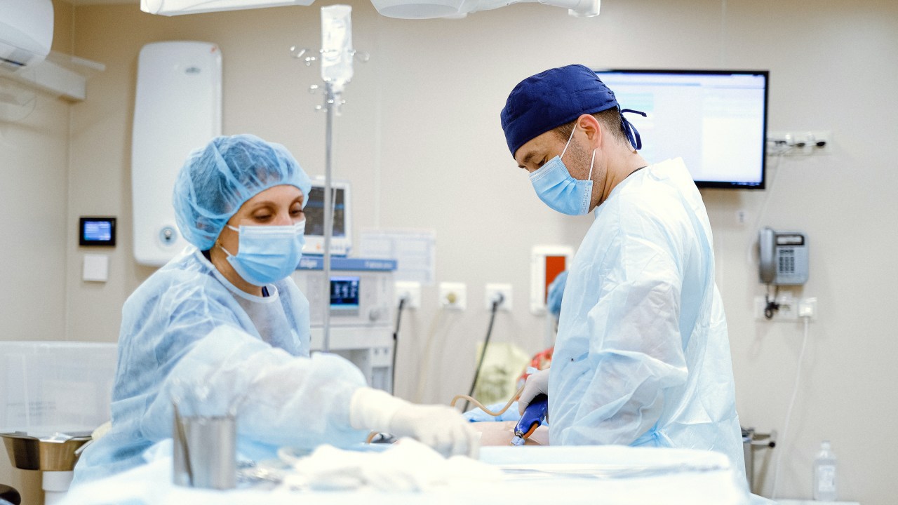 cirurgiões plásticos perfomando uma cirurgia