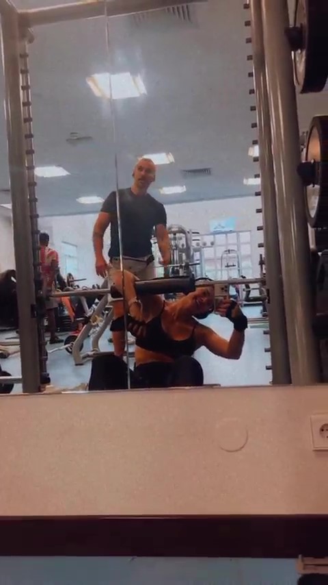 kelly-key-musculação Kelly Key filmando enquanto faz exercício de musculação em academia