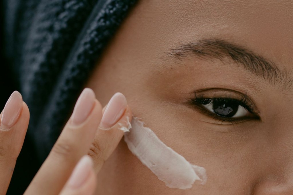 Skincare para os olhos: 7 produtos para cuidar da área e reduzir olheiras