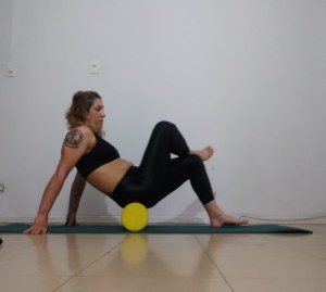 mulher fazendo exercícios usando rolo de espuma