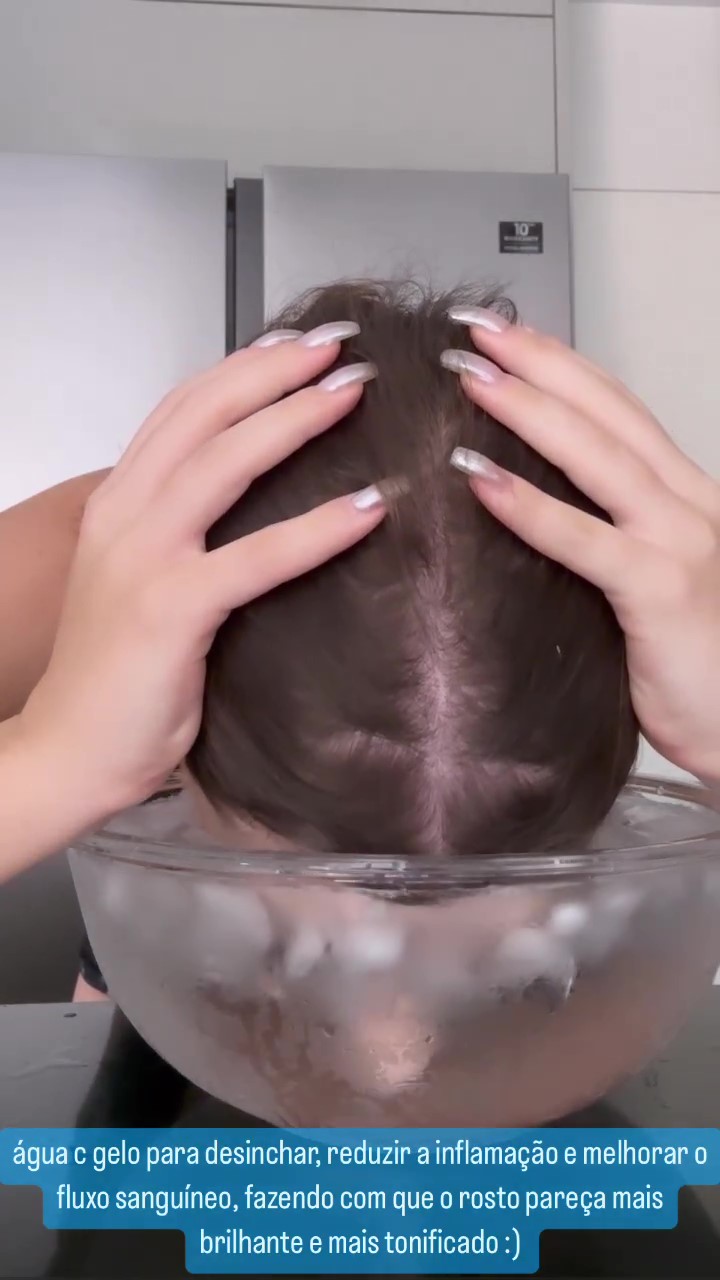 jadepicon2 Jade Picon mergulhando o rosto no recipiente com água e gelo