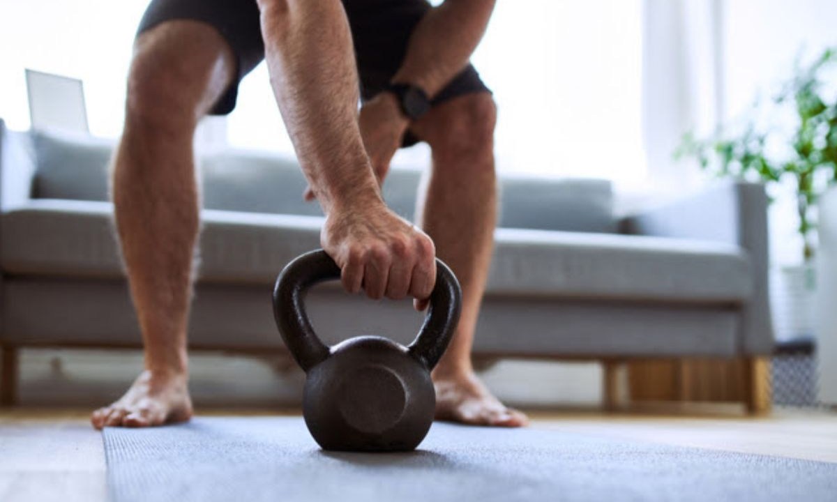 Homem fazendo musculação descalço