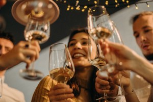 alcool Pessoas brindando com bebida alcoólica