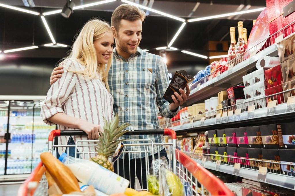 Casal fazendo compras no supermercado