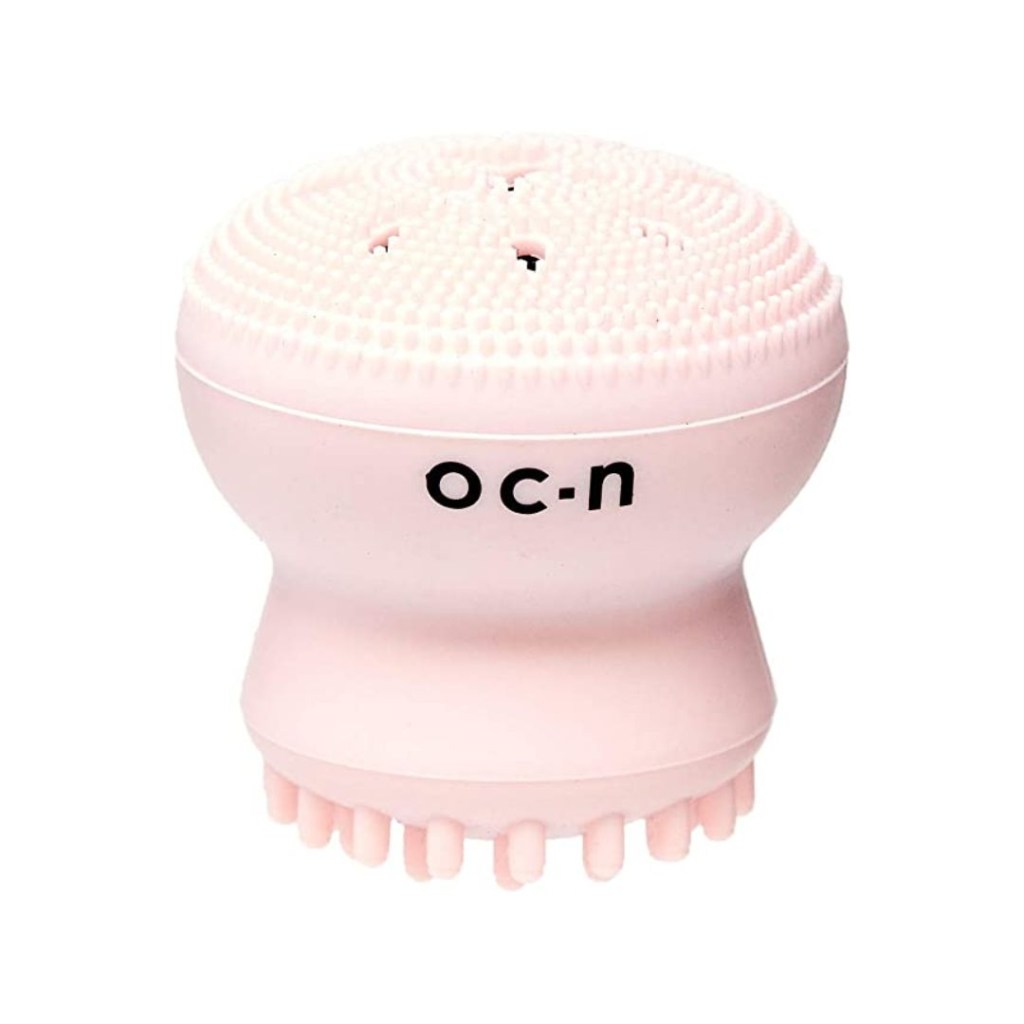 esponja facial Mulher aplicando sérum no rosto