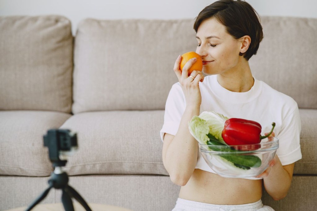 Mulher segurando bacia com alimentos saudáveis