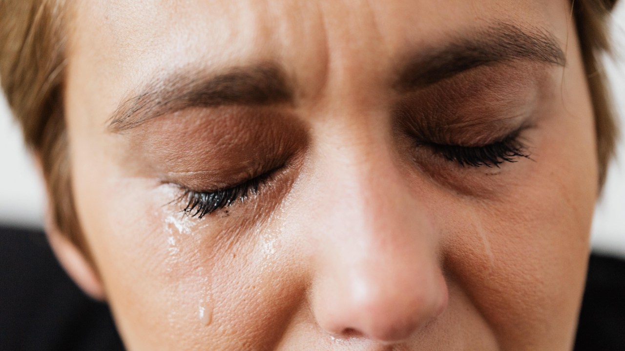 chorar faz os cílios crescerem