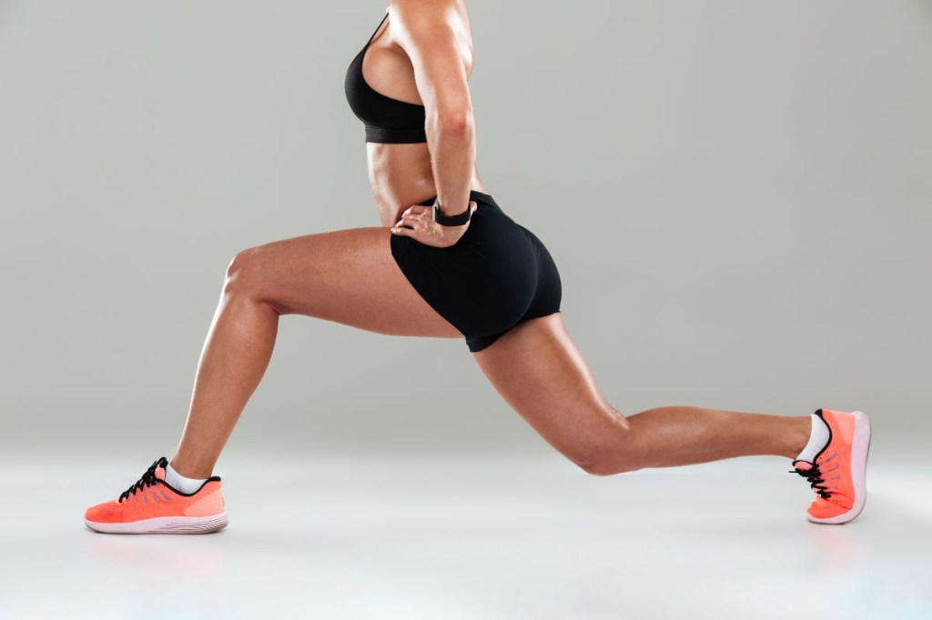 benefícios de treinar os glúteos Mulher fazendo exercícios para os glúteos