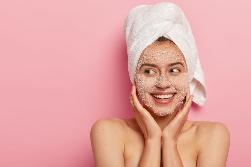 8 esfoliantes faciais que deixam a pele lisinha sem agredir