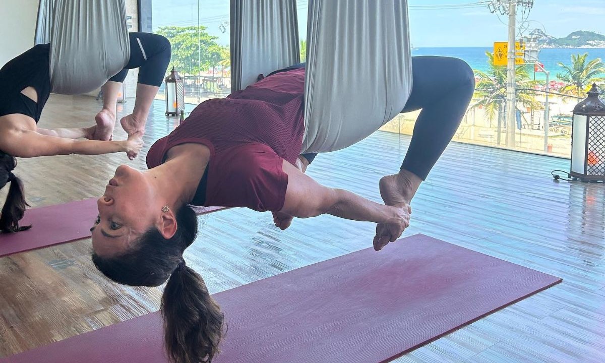 Fátima Bernardes praticando ioga com tecido