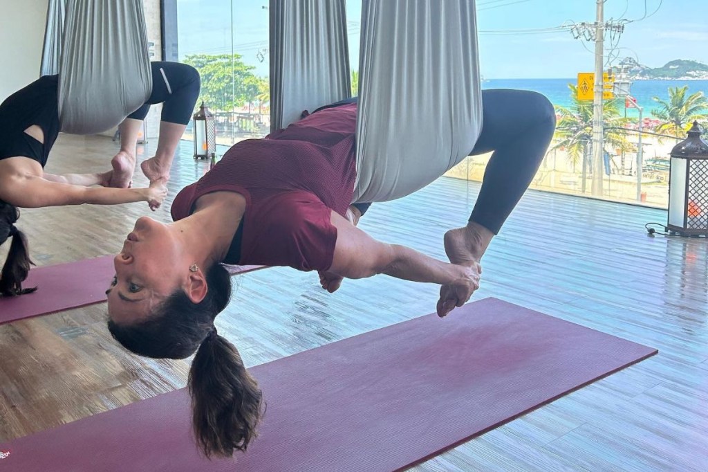Fátima Bernardes praticando ioga com tecido