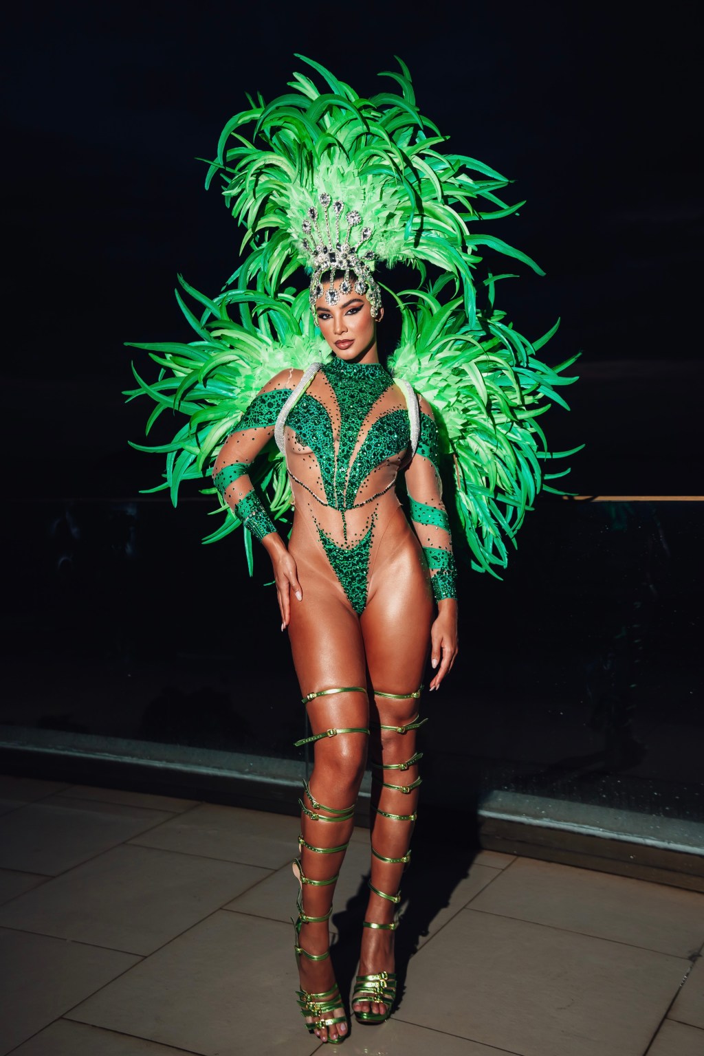 Gabriela Versiani vestindo fantasia verde de Carnaval