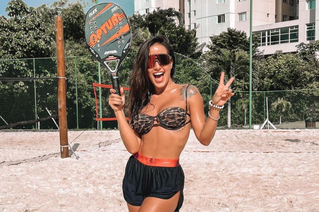Carol Peixinho faz aula de beach tennis pela primeira vez