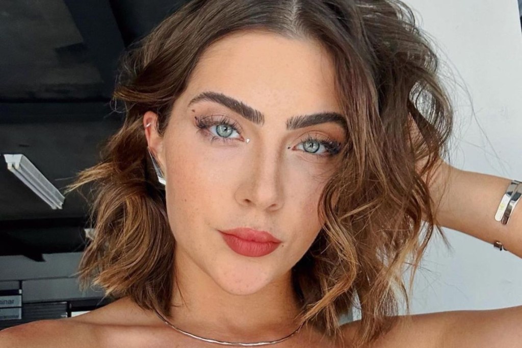 Jade Picon pratica futevôlei na praia. Como a modalidade faz bem à saúde?