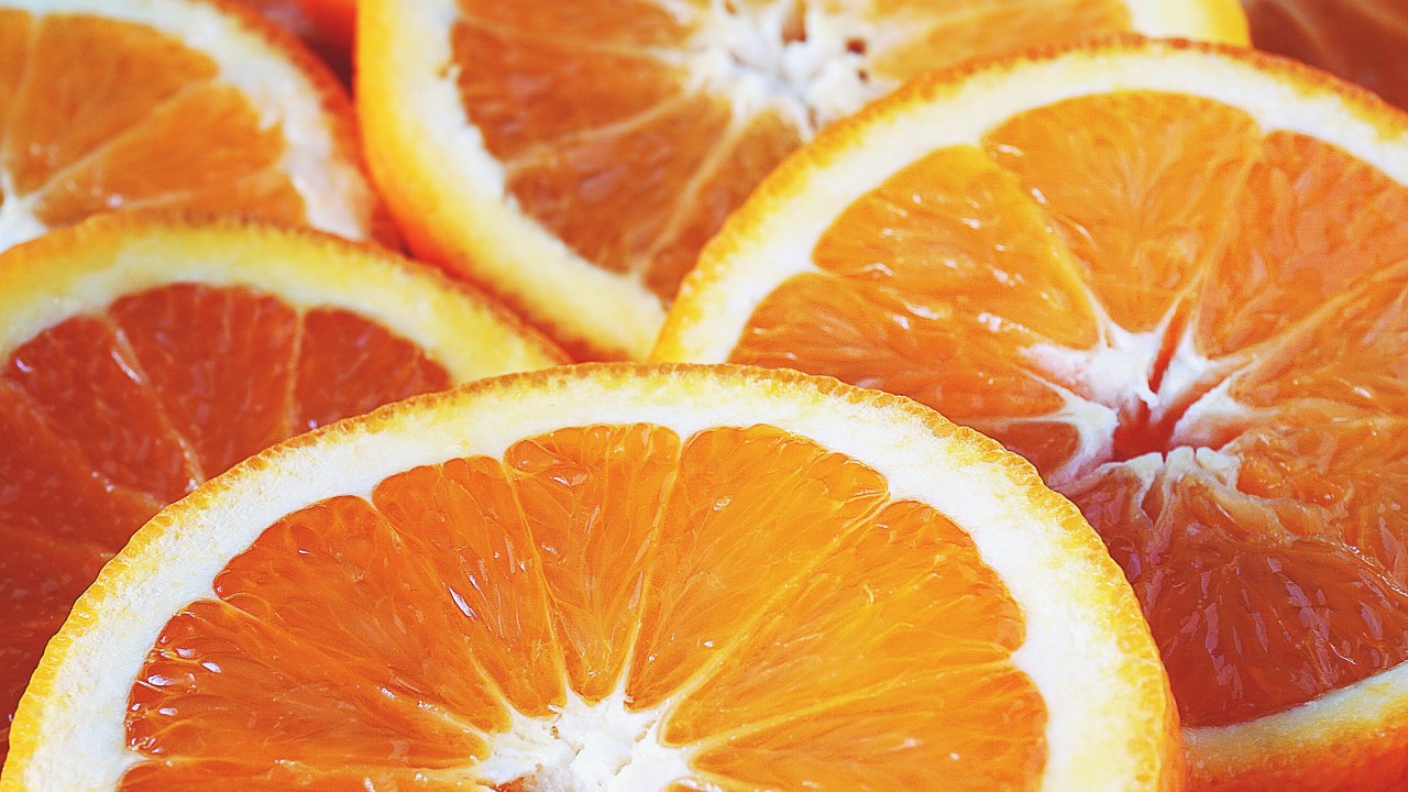 comer uma laranja