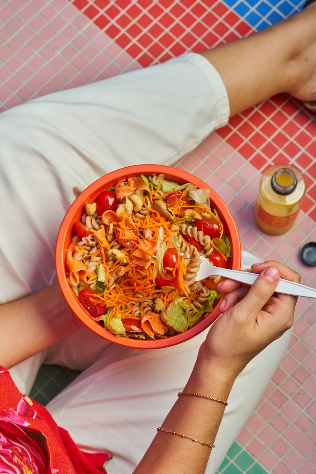 Que tal montar a salada com macarrão?