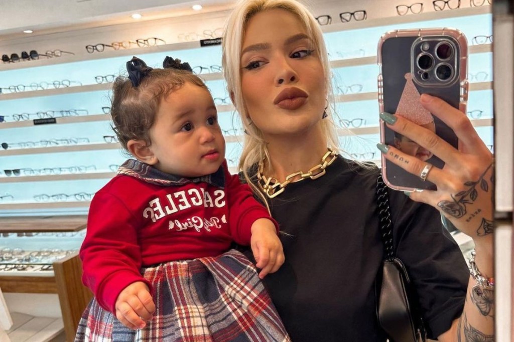 Karoline Lima começa a fazer natação acompanhada da filha