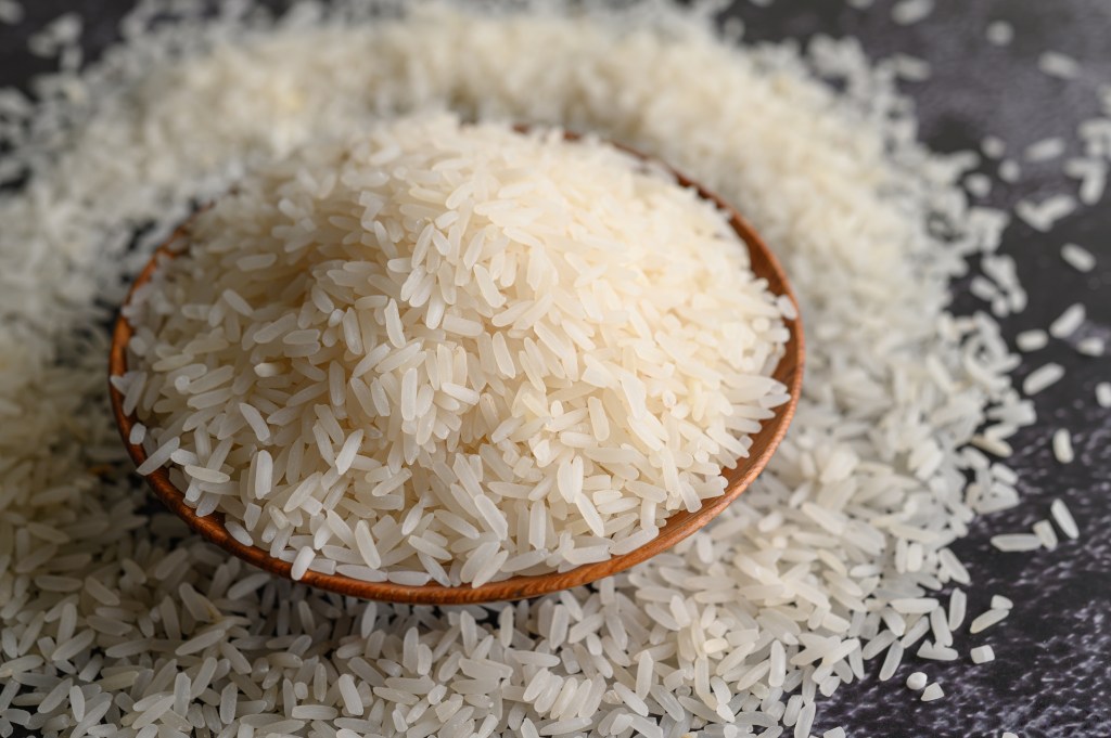 Entenda o que acontece com os grãos quando o arroz é lavado