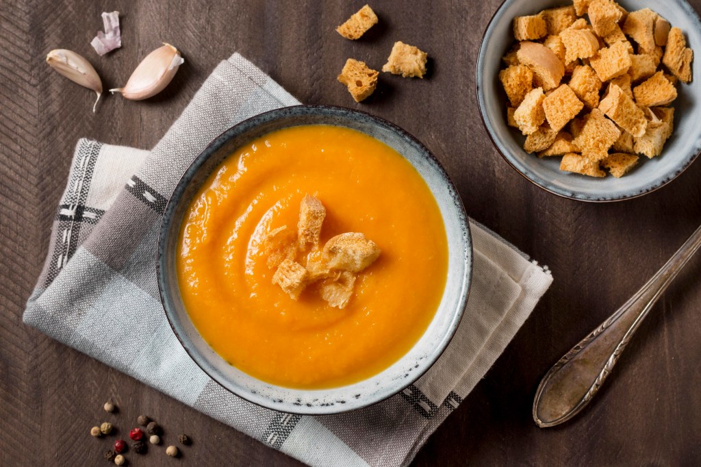 Sopa de abóbora cabotiá com frango: o prato ideal para aquecer suas noites frias