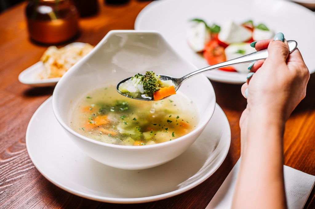 É janta, sim! Nutri indica o que é preciso para fazer uma sopa nutritiva