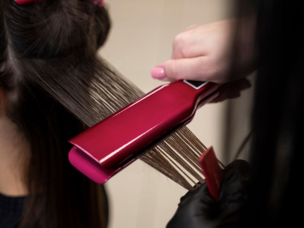 Pode passar chapinha no cabelo úmido?