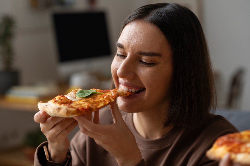 Por que comer pizza é tão bom? Neurocientista explica