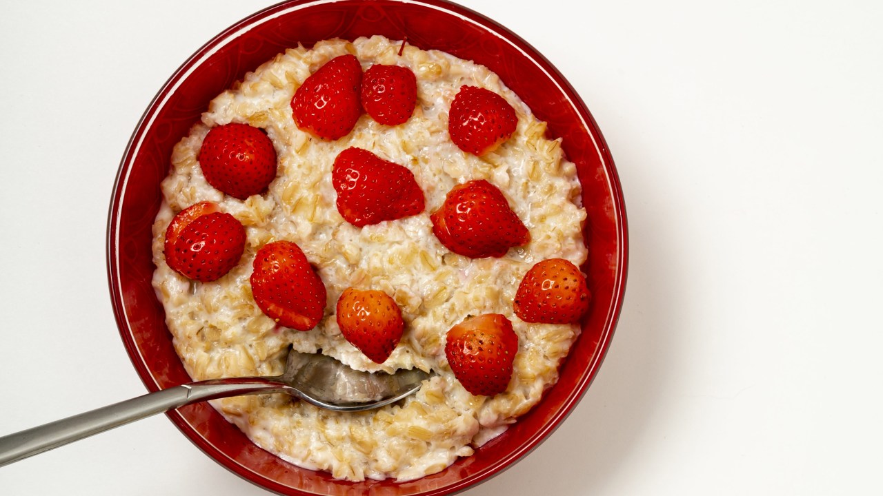 Mingau de quinoa com frutas dá mais saciedade