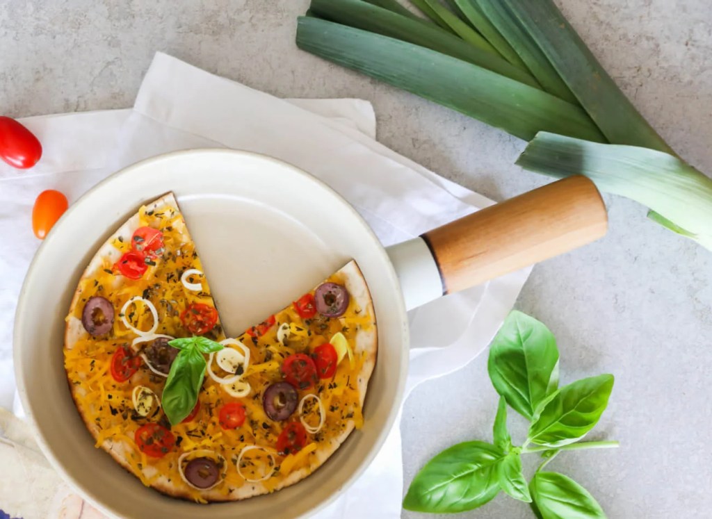 Pizza leve de queijo e alho-poró: faça no wrap em poucos minutos