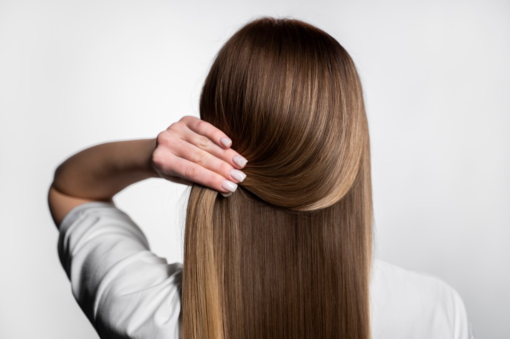 Alisar o cabelo aumenta o risco de câncer no útero, aponta estudo