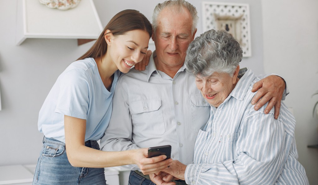 Conviver com idosos pode prolongar a vida deles, aponta estudo