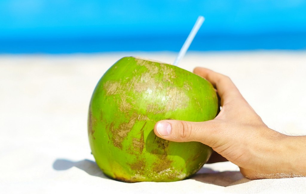 Água de coco: 5 bons motivos para apostar nela