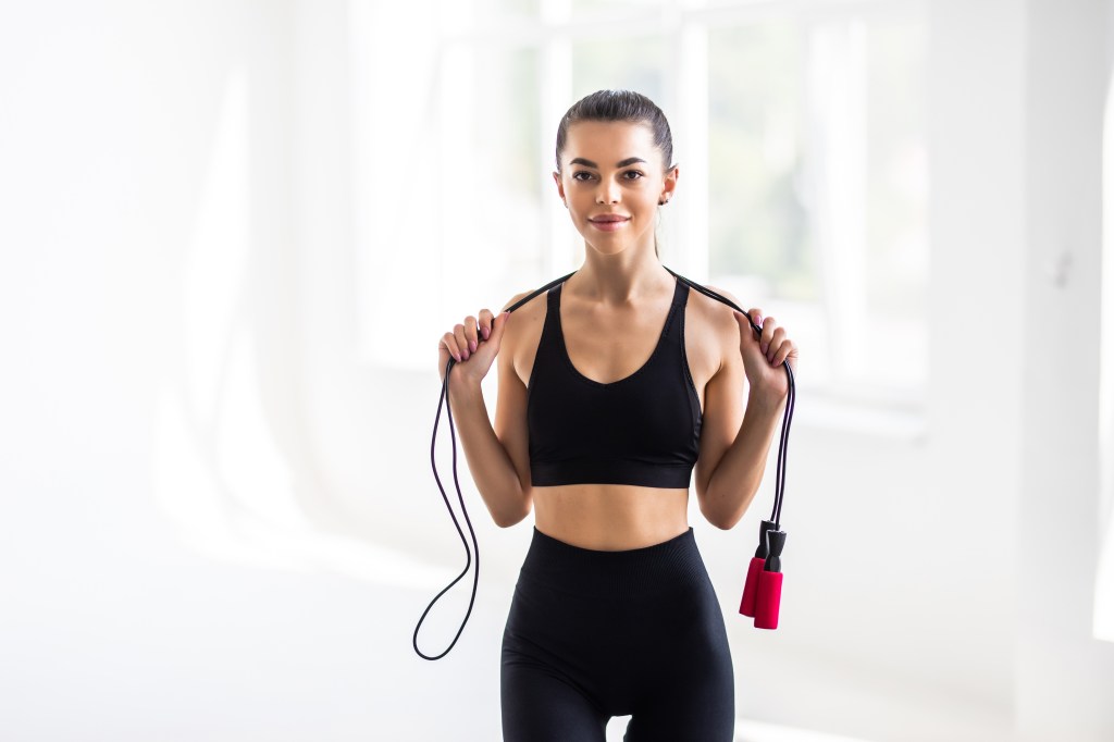 Pular corda emagrece? Descubra quantas calorias você pode queimar!
