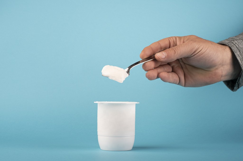 Por que comer iogurte: nutri lista bons motivos e ensina como escolher