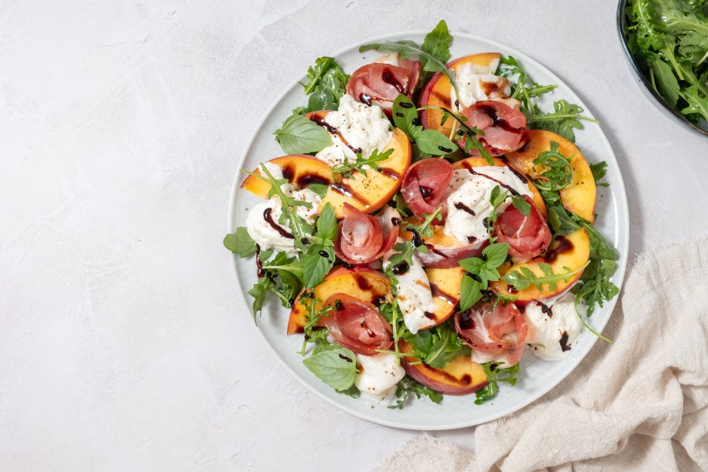 Salada de folhas com pêssego: receita refrescante para o Natal