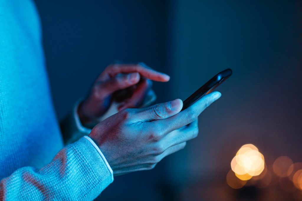 Uso de celular pode causar câncer no cérebro? Médico esclarece