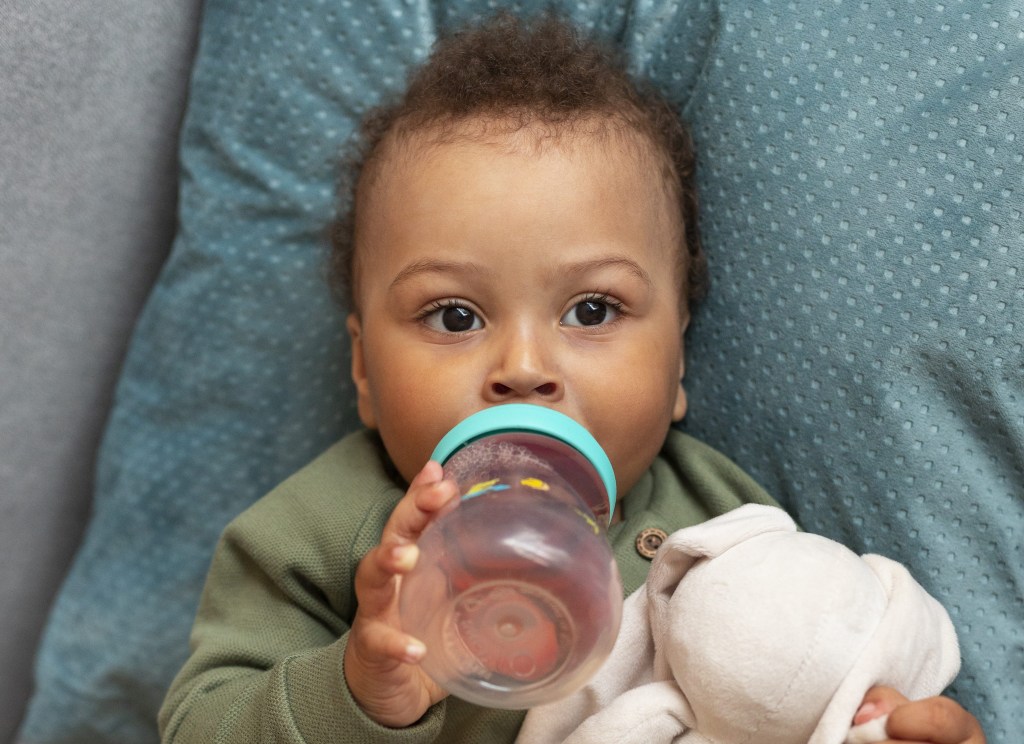 Crianças são mais afetadas por desidratação: profissional dá orientações