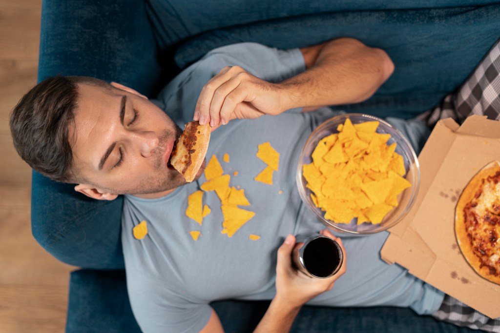 Fome emocional e compulsão: saiba como se manifesta e dicas para evitar