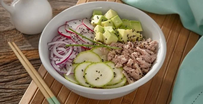 Aprenda a fazer um poke de atum refrescante para o verão