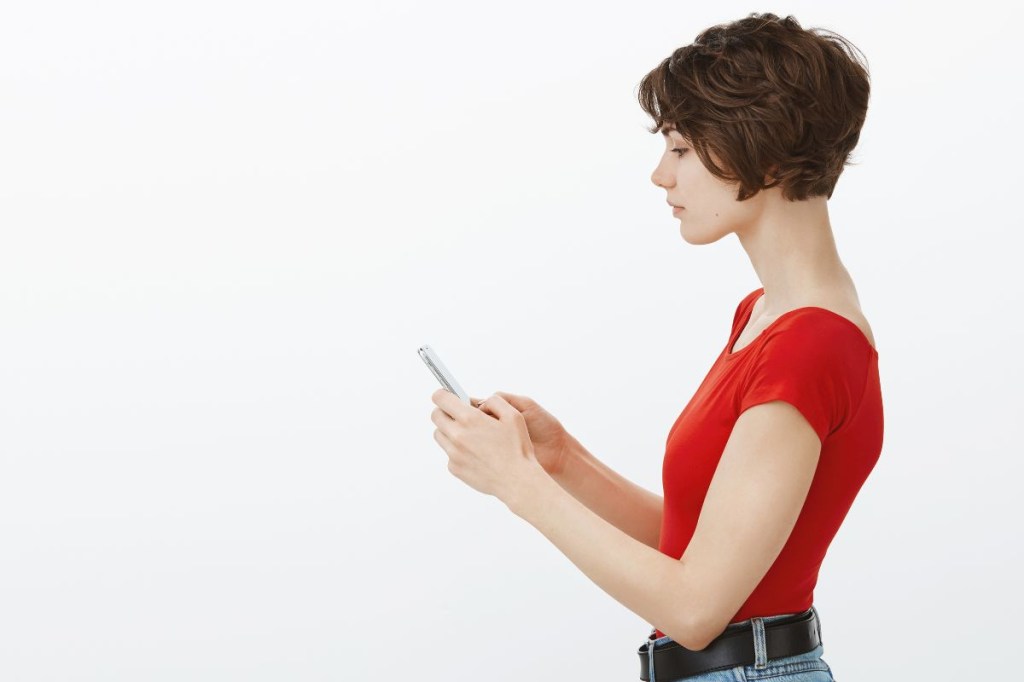 Síndrome do pescoço tecnológico: o que é e 5 passos para evitá-la