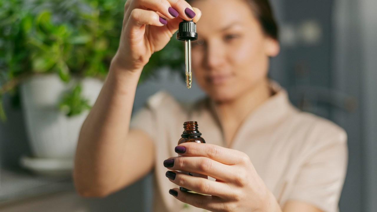 Saiba quais óleos essenciais ajudam a relaxar e ter mais foco com a aromaterapia