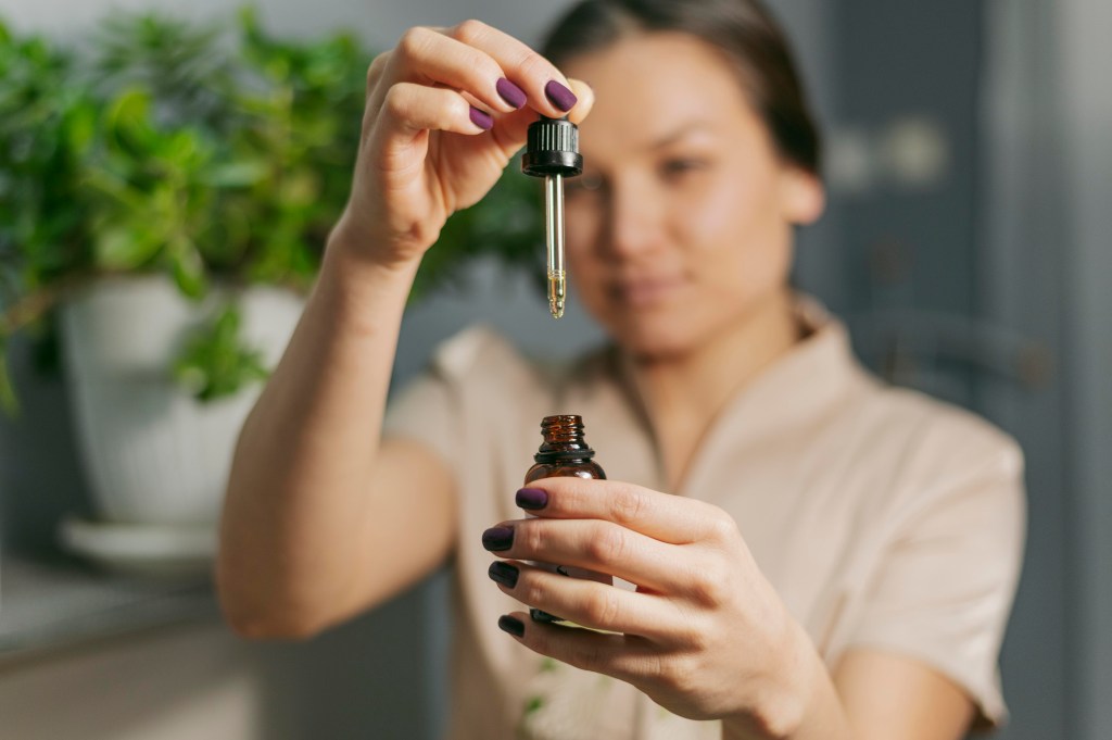Aromaterapia: benefícios e tipos de óleos essenciais para cada função