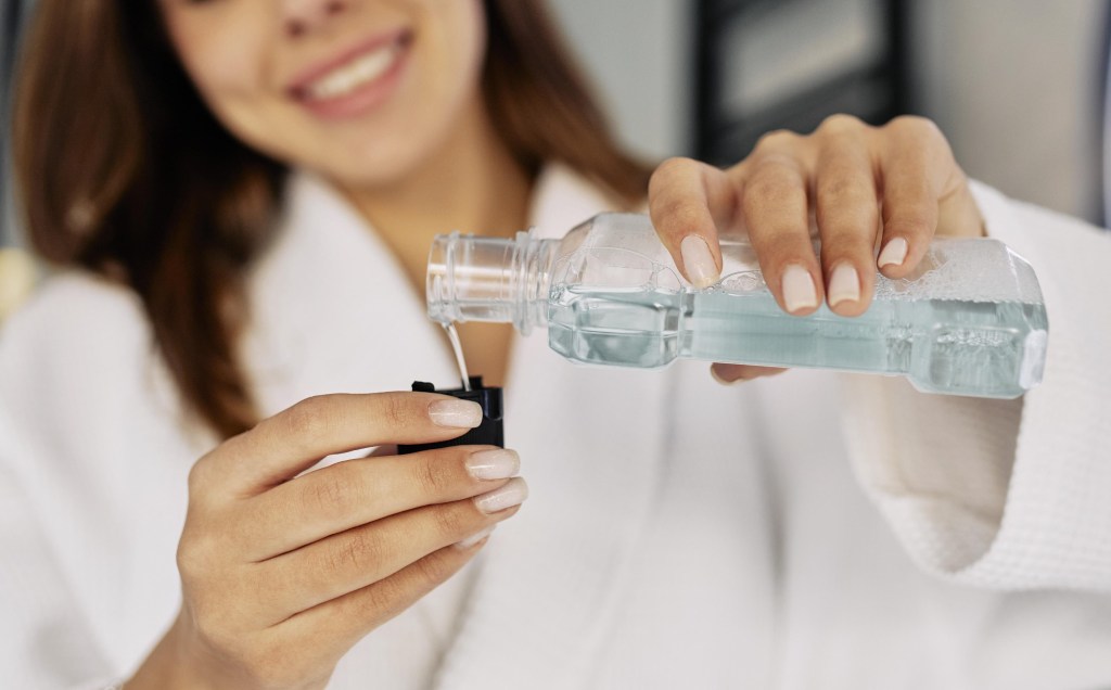Afinal, é verdade que enxaguante bucal faz mal para os dentes?